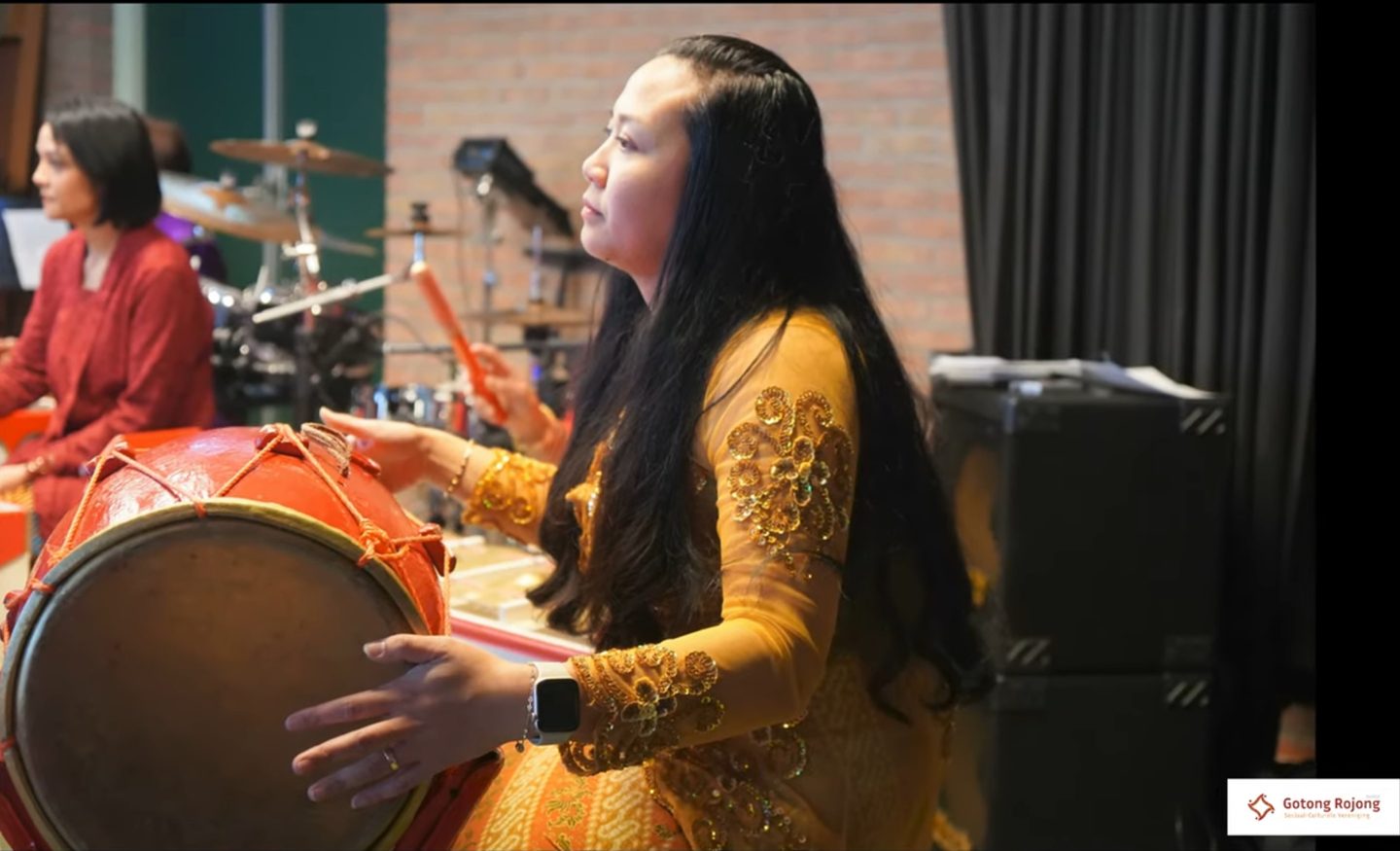Muzikant van Gotong Rojong bespeelt een kendang