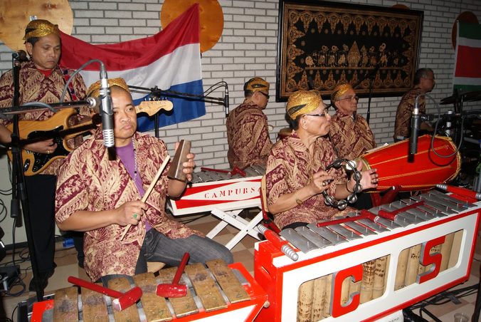 Campur Sari-ensemble met gamelan, zang, gitaar, bas en keyboard