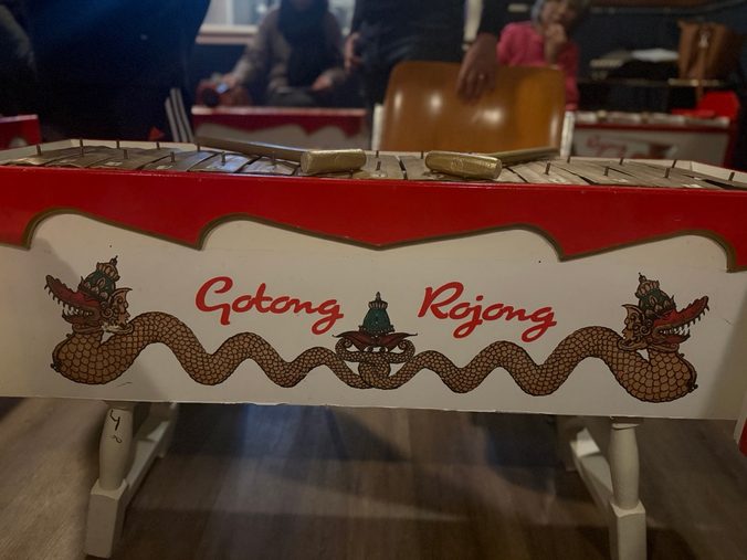 Muzikanten die samen op gamelan spelen