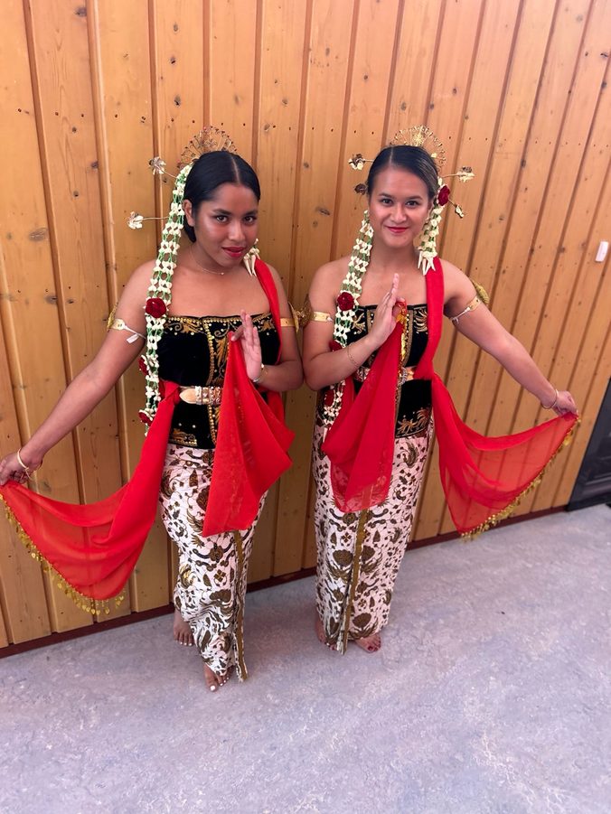 Vier danseressen tijdens een beheerste Javaanse groepsdans