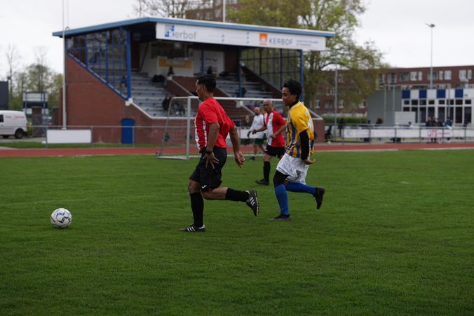 Leden en vrienden van de vereniging tijdens een voetbalwedstrijd